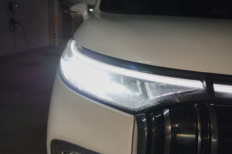 Used VOYAH Dream 2022 Zero-Carbon Edition Plus Intelligent Driving & Range Package—605 km Right Front Headlight