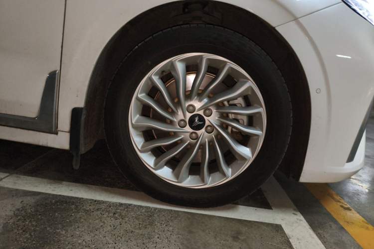Used VOYAH Dream 2022 Zero-Carbon Edition Plus Intelligent Driving & Range Package—605 km Right Front Wheel Hub