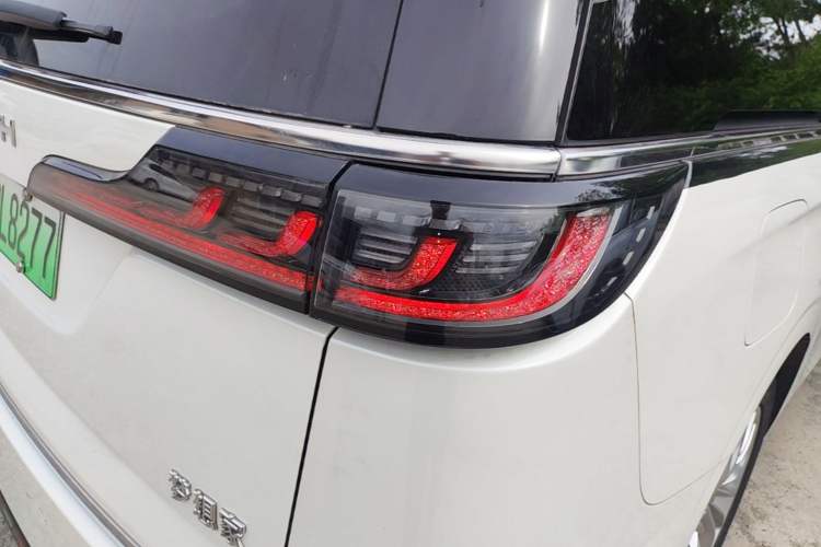 Used VOYAH Dream 2022 Zero-Carbon Edition Plus Intelligent Driving & Range Package—605 km Right Rear Taillight