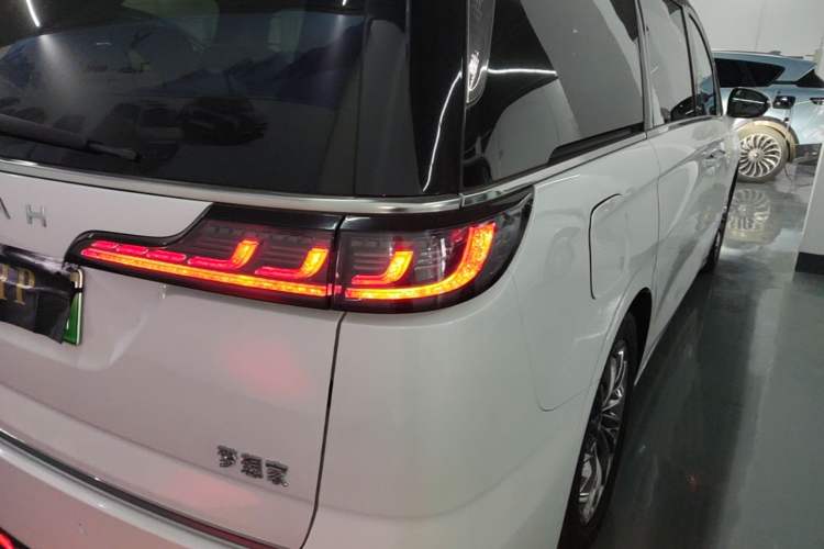 Used VOYAH Dream 2022 Low-Carbon Edition Dream+ Smart Enjoyment Package Right Rear Taillight