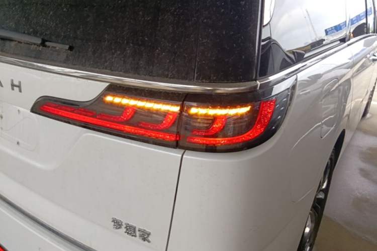 Used VOYAH Dream 2022 Low-Carbon Edition Dream+ Smart Enjoyment Package Right Rear Taillight