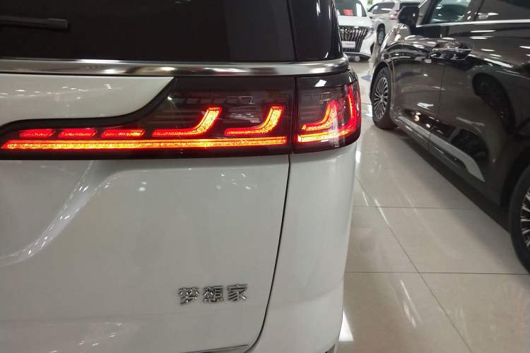 Used VOYAH Dream 2022 Low-Carbon Edition Dream+ Smart Enjoyment Package Right Rear Taillight