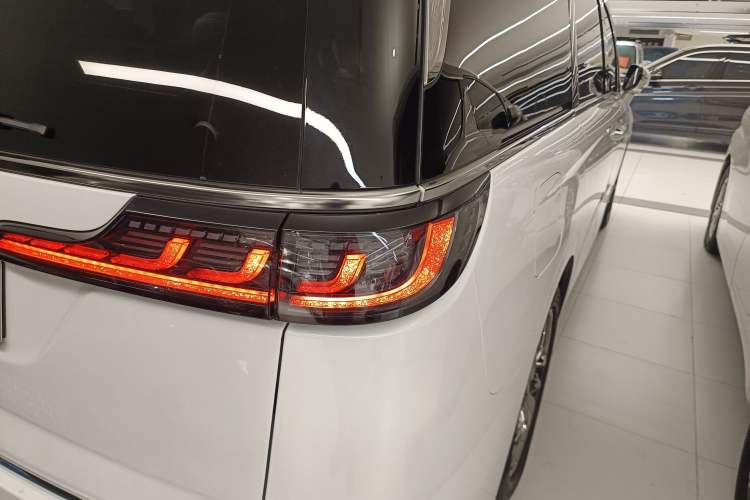 Used VOYAH Dream 2022 Low-Carbon Edition Dream+ Smart Enjoyment Package Right Rear Taillight