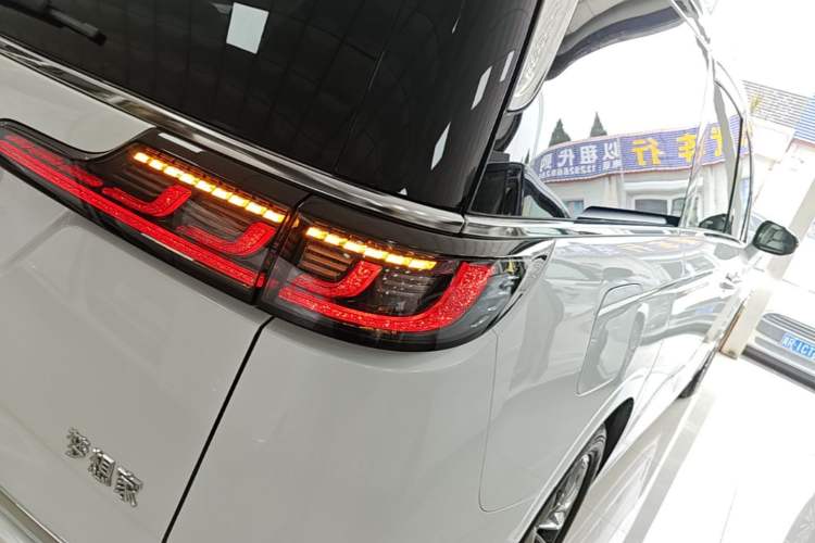 Used VOYAH Dream 2022 Low-Carbon Edition Dream+ Smart Enjoyment Package Right Rear Taillight