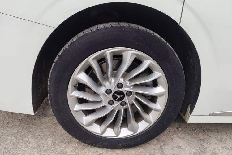 Used VOYAH Dream 2022 Zero-Carbon Edition Plus Intelligent Driving & Range Package—605 km Right Rear Wheel Hub