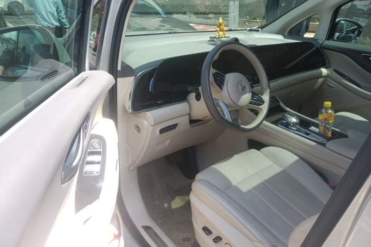 Used VOYAH Dream 2022 0-Emission Version Range of 475 km Driver Seat