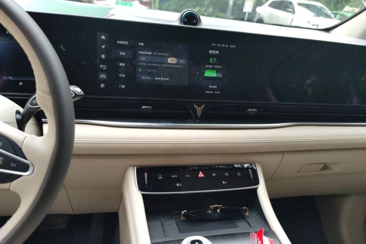 Used VOYAH Dream 2024 PHEV Extended-Range Premium Edition Audio And AC Panel