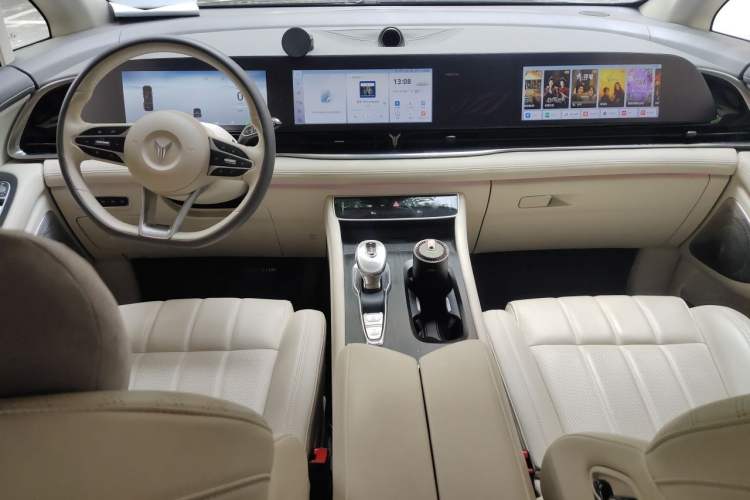 Used VOYAH Dream 2024 PHEV Extended-Range Premium Edition Center Console