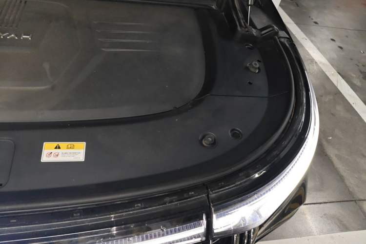 Used VOYAH Dream 2024 PHEV Ultra-Long Range Flagship Edition Engine Bay Left