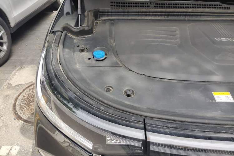 Used VOYAH Dream 2024 PHEV Extended-Range Premium Edition Engine Bay Right