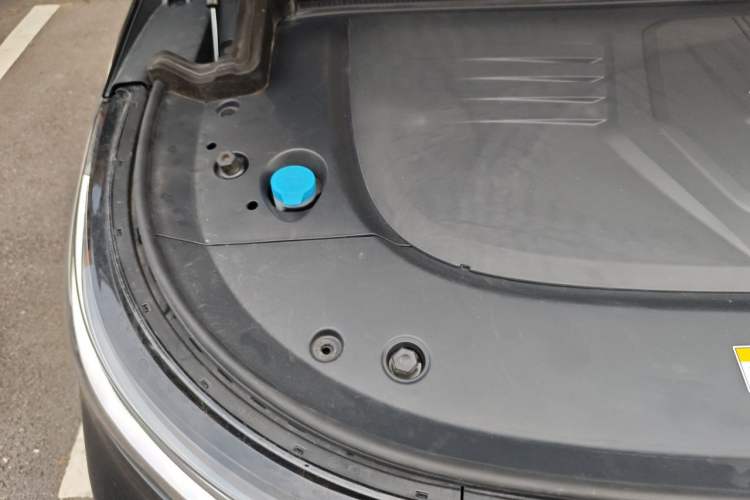 Used VOYAH Dream 2024 PHEV Ultra-Long Range Flagship Edition Engine Bay Right