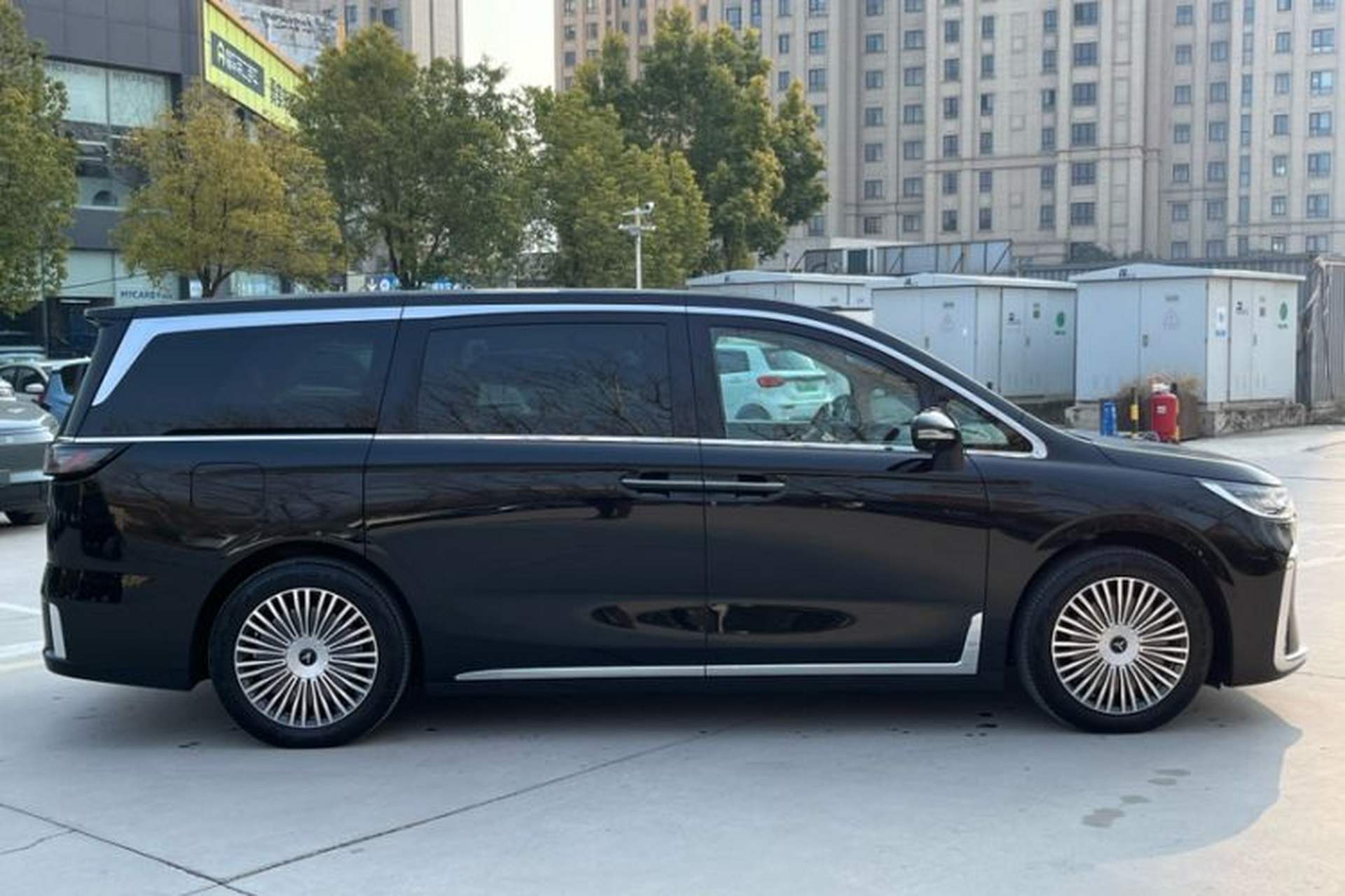 Used VOYAH Dream 2024 PHEV Ultra-Long Range Flagship Edition Exterior 6