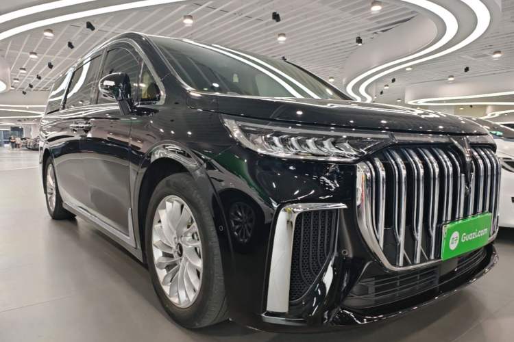 Used VOYAH Dream 2024 PHEV Extended-Range Premium Edition Front Right 45 Deg