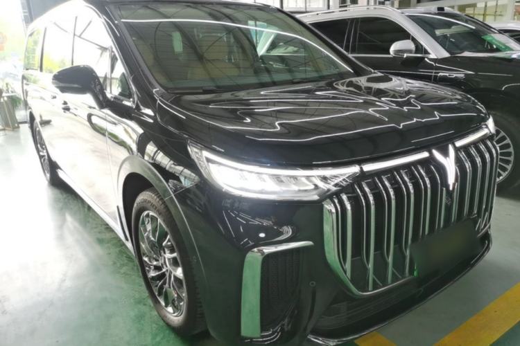 Used VOYAH Dream 2024 PHEV Ultra-Long Range Flagship Edition Front Right 45 Deg