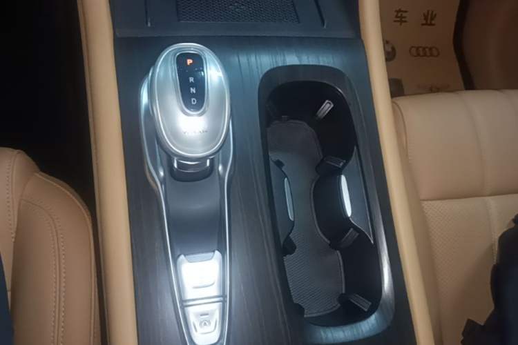 Used VOYAH Dream 2024 PHEV Extended-Range Premium Edition Gear Lever
