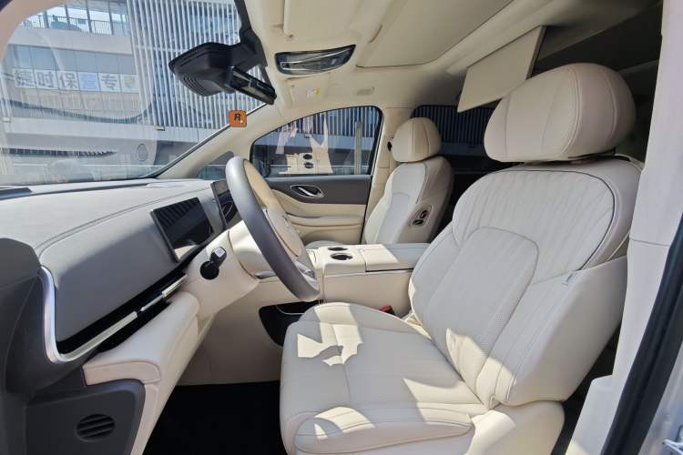 Used VOYAH Dream 2024 EV Long-Range Premium Edition Interior 10