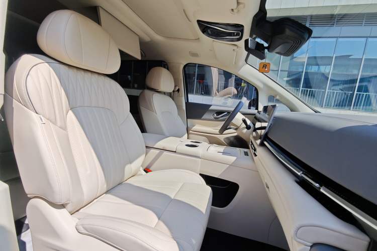 Used VOYAH Dream 2024 EV Long-Range Premium Edition Interior 11