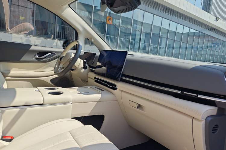 Used VOYAH Dream 2024 EV Long-Range Premium Edition Interior 12