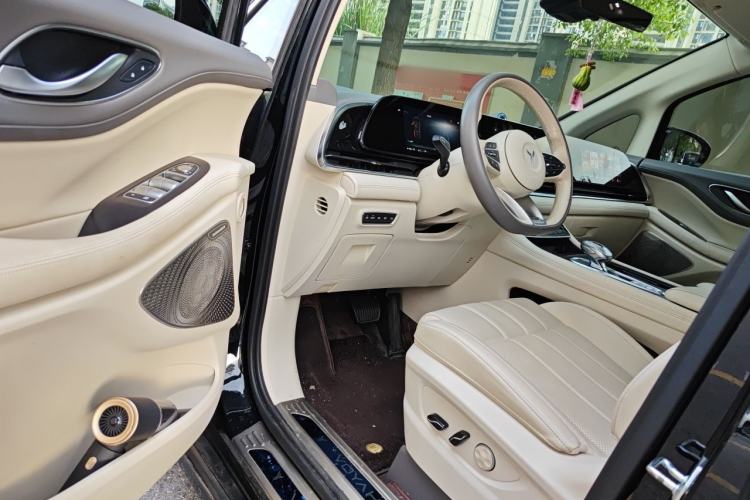 Used VOYAH Dream 2024 PHEV Extended-Range Premium Edition Interior 3