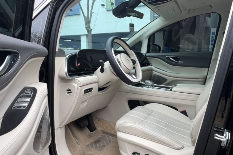 Used VOYAH Dream 2024 PHEV Extended-Range Premium Edition Interior 8
