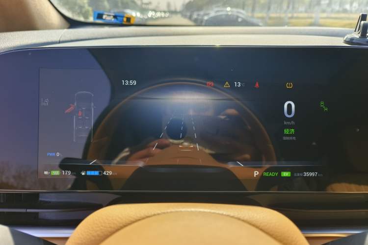 Used VOYAH Dream 2024 PHEV Ultra-Long Range Flagship Edition Odometer Close Up
