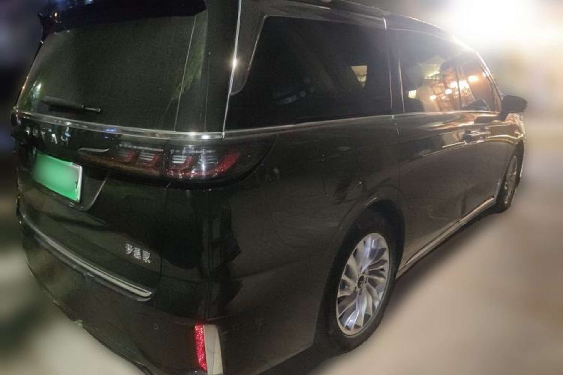 Used VOYAH Dream 2024 PHEV Extended-Range Premium Edition Rear Right 45 Deg