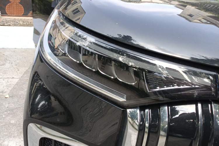 Used VOYAH Dream 2024 EV Long-Range Premium Edition Right Front Headlight