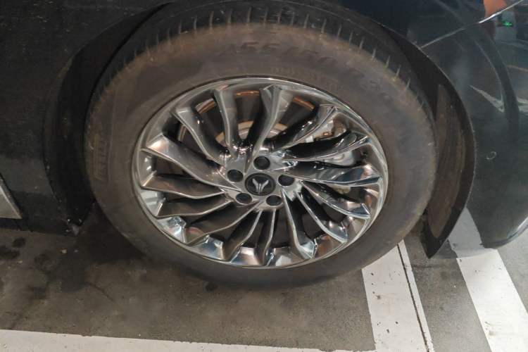 Used VOYAH Dream 2024 PHEV Ultra-Long Range Flagship Edition Right Front Wheel Hub