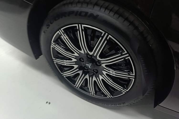 Used VOYAH Dream 2024 EV Long-Range Premium Edition Right Rear Wheel Hub