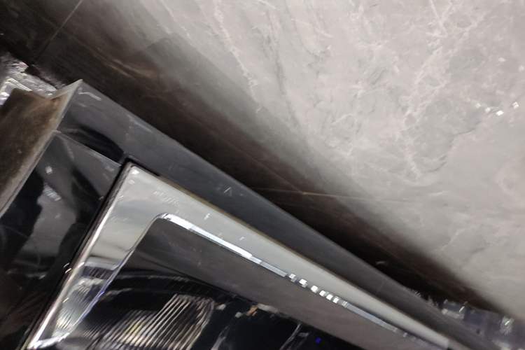 Used VOYAH Dream 2024 PHEV Ultra-Long Range Flagship Edition Right Side Sill