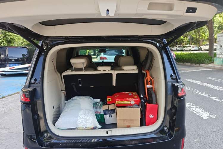 Used VOYAH Dream 2024 PHEV Extended-Range Premium Edition Trunk