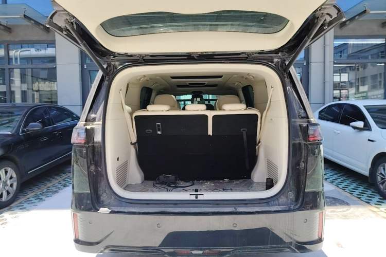 Used VOYAH Dream 2024 PHEV Extended-Range Premium Edition Trunk