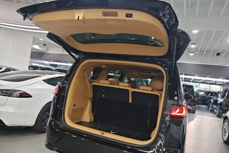 Used VOYAH Dream 2024 PHEV Extended-Range Premium Edition Trunk