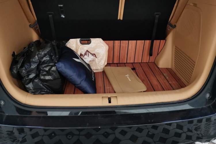 Used VOYAH Dream 2024 PHEV Extended-Range Premium Edition Trunk