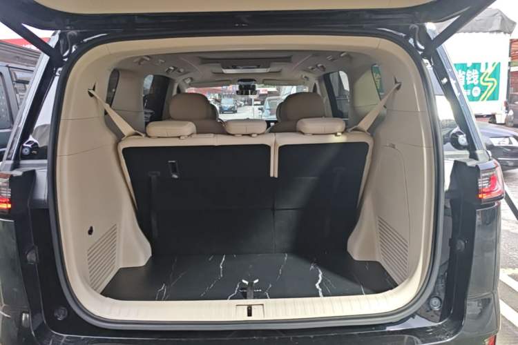 Used VOYAH Dream 2024 PHEV Extended-Range Premium Edition Trunk