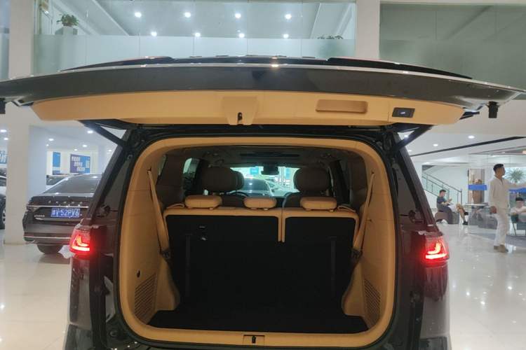 Used VOYAH Dream 2024 PHEV Extended-Range Premium Edition Trunk