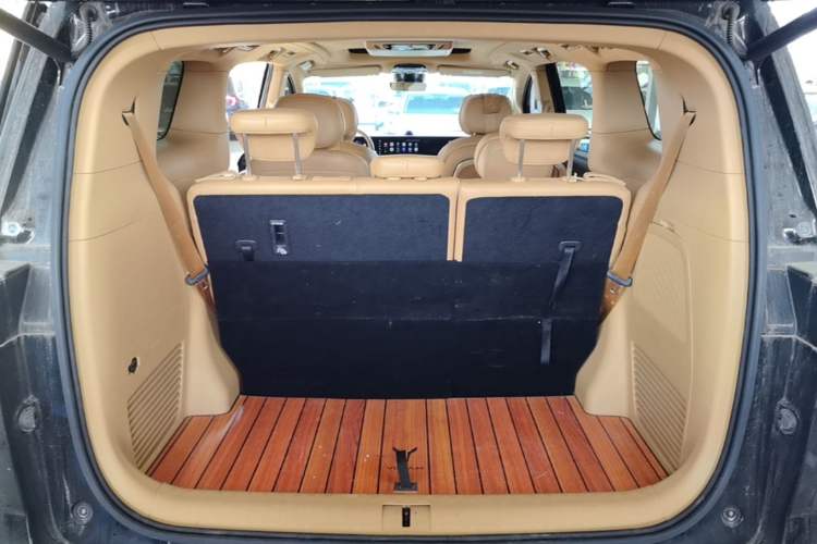 Used VOYAH Dream 2024 PHEV Extended-Range Premium Edition Trunk