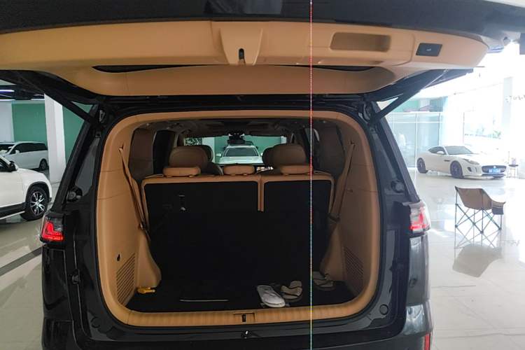 Used VOYAH Dream 2024 PHEV Extended-Range Premium Edition Trunk