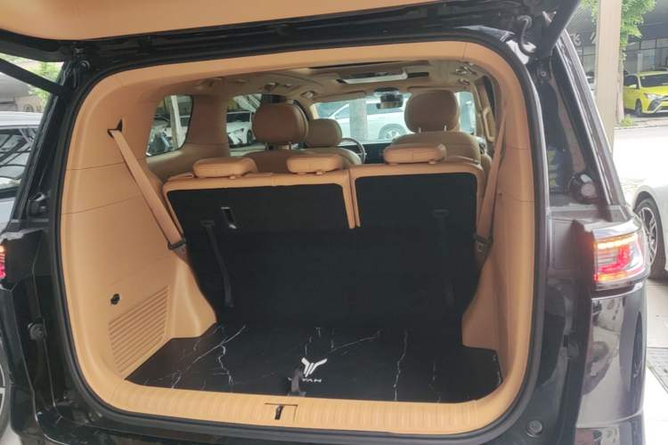 Used VOYAH Dream 2024 PHEV Extended-Range Premium Edition Trunk