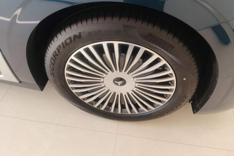 Used VOYAH Dream 2024 PHEV Ultra-Long Range Flagship Edition Right Front Wheel Hub
