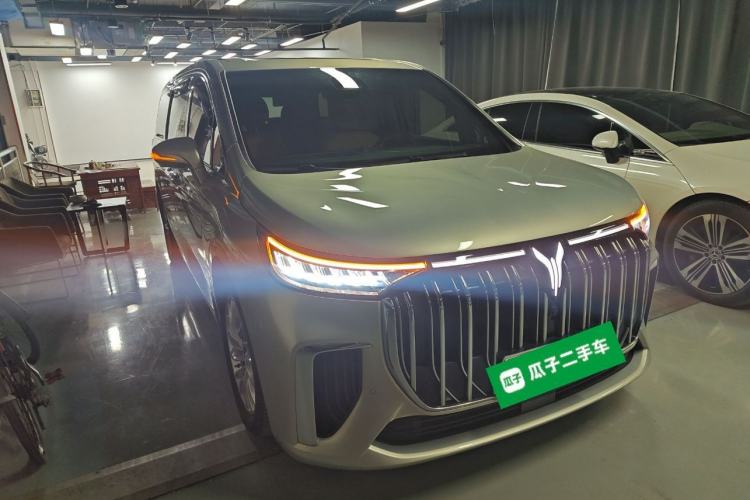 Used VOYAH Dream 2024 PHEV Extended-Range Premium Edition Front Right 45 Deg