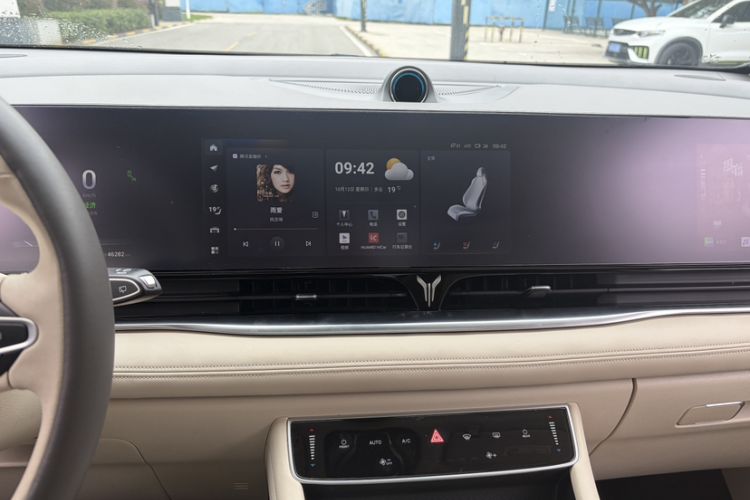 Used VOYAH Dream 2024 PHEV Extended-Range Premium Edition Audio And AC Panel