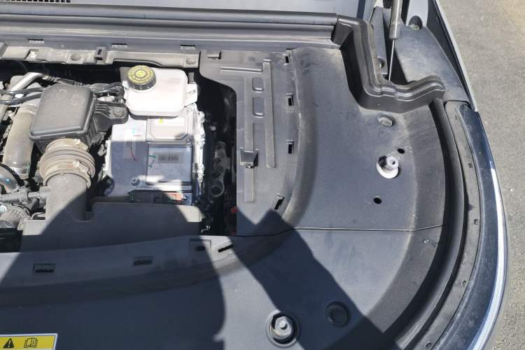 Used VOYAH Dream 2024 PHEV Ultra-Long Range Flagship Edition Engine Bay Left