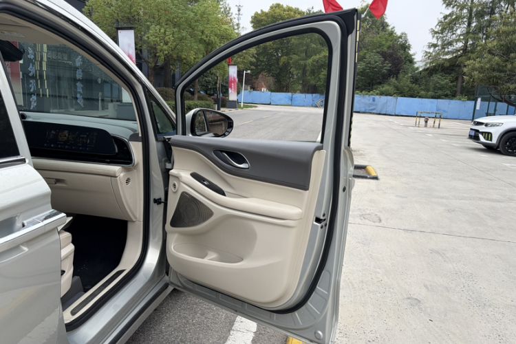 Used VOYAH Dream 2024 PHEV Extended-Range Premium Edition Interior 5