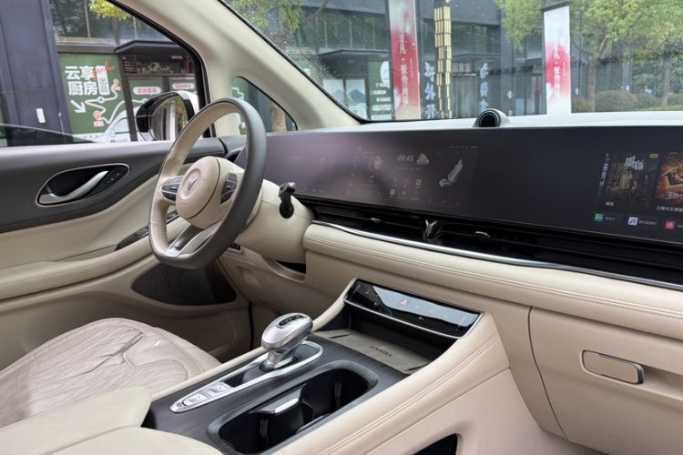 Used VOYAH Dream 2024 PHEV Extended-Range Premium Edition Interior 6