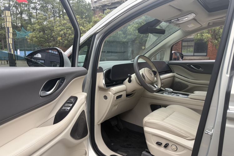Used VOYAH Dream 2024 PHEV Extended-Range Premium Edition Interior 8