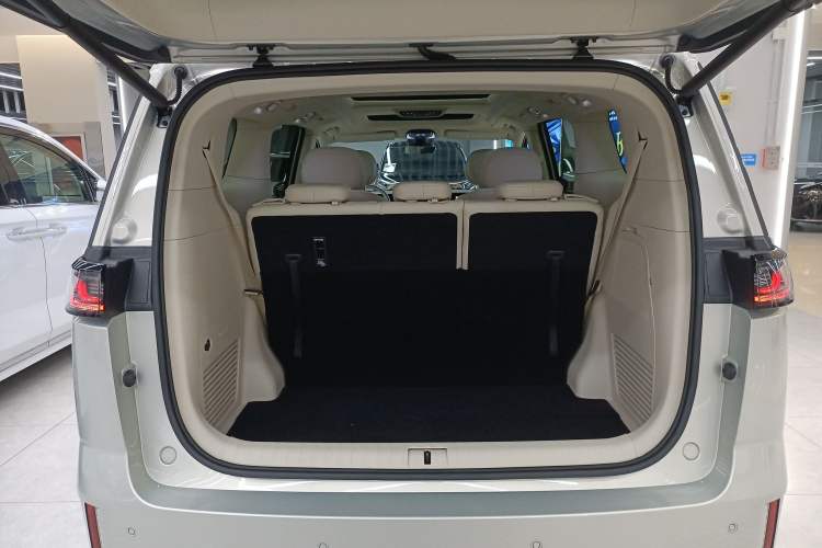 Used VOYAH Dream 2024 PHEV Extended-Range Premium Edition Trunk