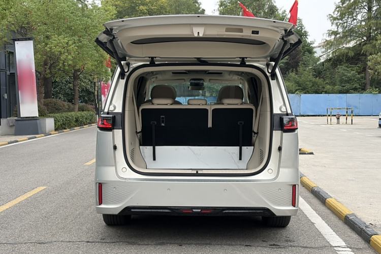 Used VOYAH Dream 2024 PHEV Extended-Range Premium Edition Trunk