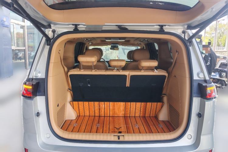 Used VOYAH Dream 2024 PHEV Extended-Range Premium Edition Trunk