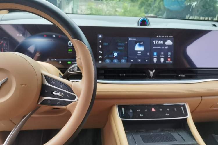 Used VOYAH Dream 2024 PHEV Extended-Range Premium Edition Audio And AC Panel